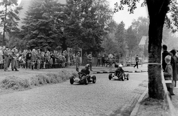 Bild vergrößern: Letztes K-Wagenrennen 1969 in Kleinmachnows Zentrum Am Fuchsbau, Ecke Hohe Kiefer
