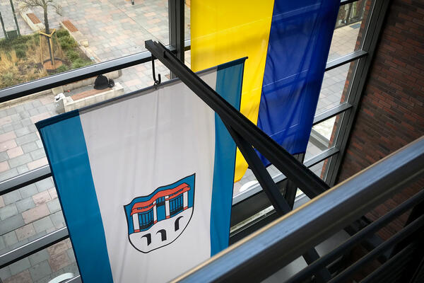 Rathaus mit Ukraine-Flagge